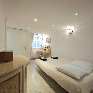 La deuxième chambre avec son coin bureau face à la fenêtre