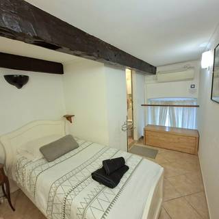 La troisième chambre, sous poutre apparente, attenante à la salle d'eau